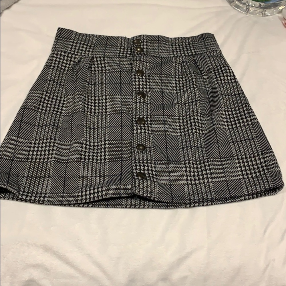 Patterned skirt with buttons